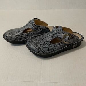 Alegria ALG 345 women’s gray leather embossed clogs